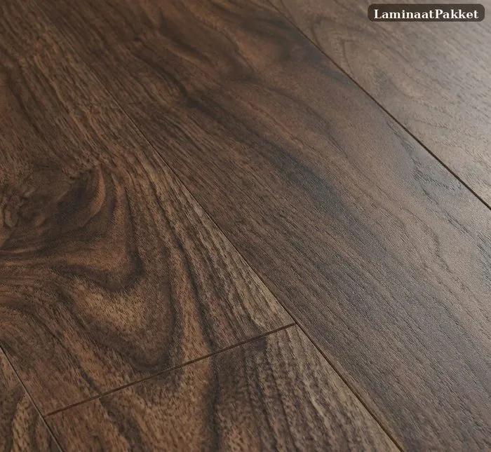 Interieur met donkere laminaatvloer door LaminaatPakket